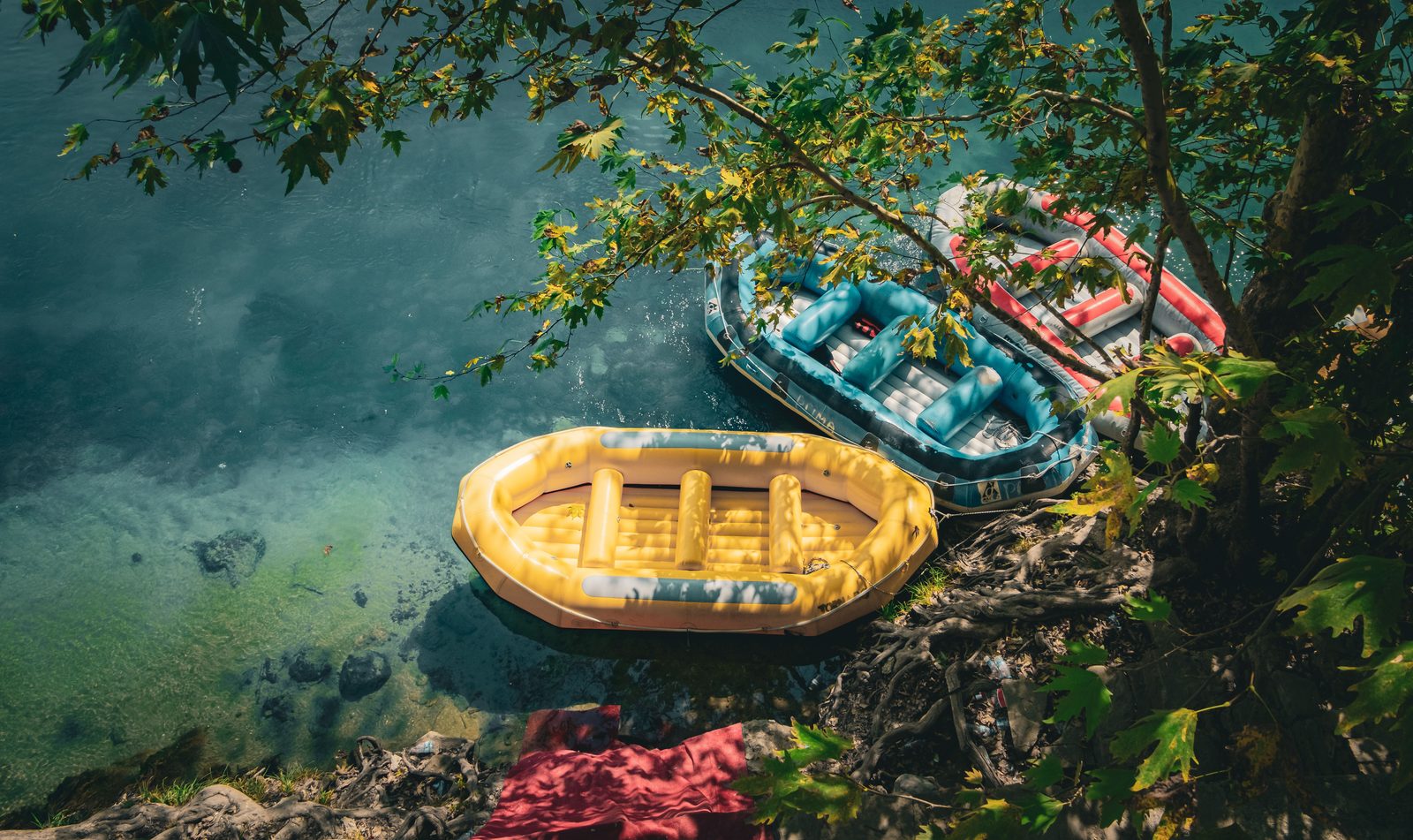 Discesa in gommone sul fiume Aare in estate con turisti