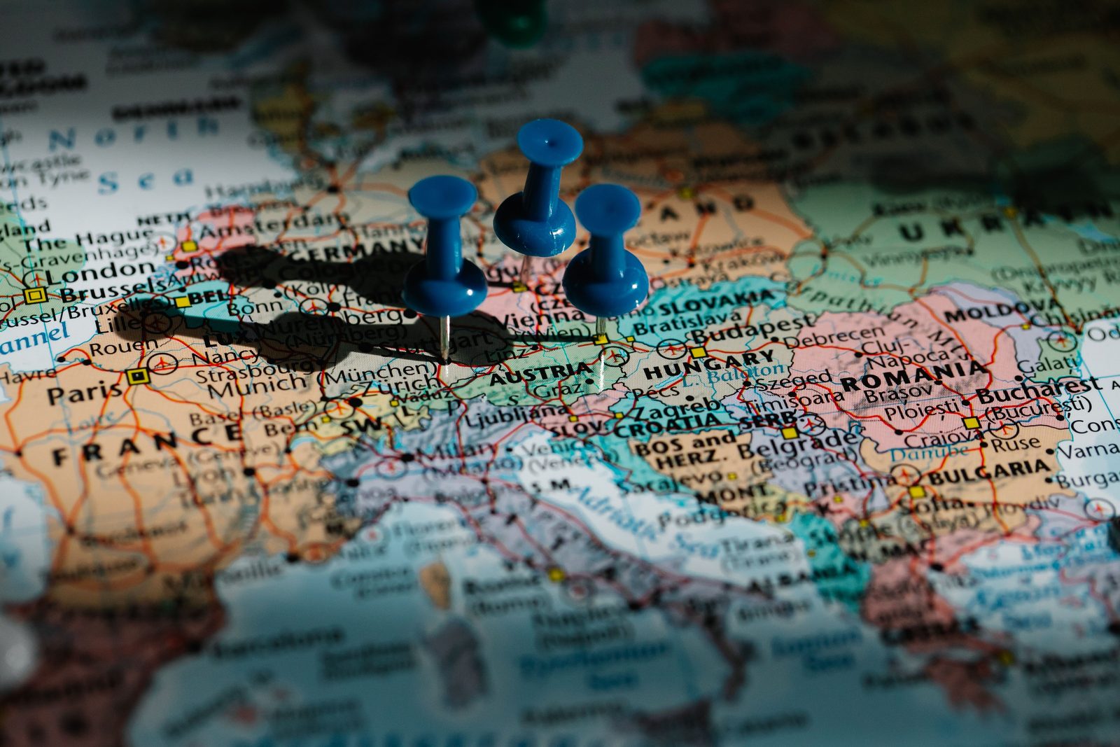 Mappa illustrata dell'Europa con le sette città del viaggio evidenziate da icone stilizzate Mappa illustrata dell'Europa con le sette città del viaggio evidenziate da icone stilizzate