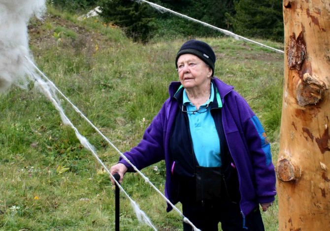 Kiki-Marmori-osserva-il-curioso-bozzolo-di-farfalla-del-sentiero-Respirart-di-Pampeago