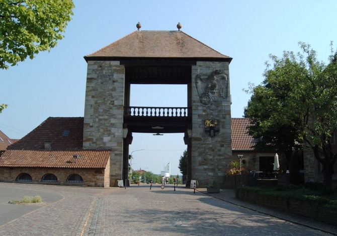 "Deutsches-Weintor" di Frank - Opera propria. Con licenza CC BY-SA 3.0 tramite Wikimedia Commons.